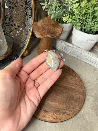 Flashy Labradorite Crystal Silver Pendants with Chain