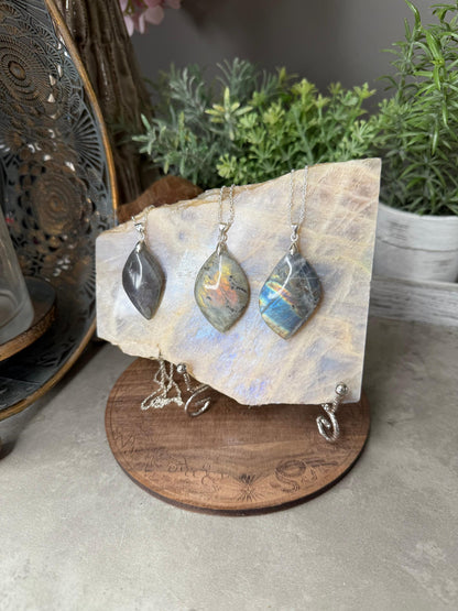 Flashy Labradorite Crystal Silver Pendants with Chain