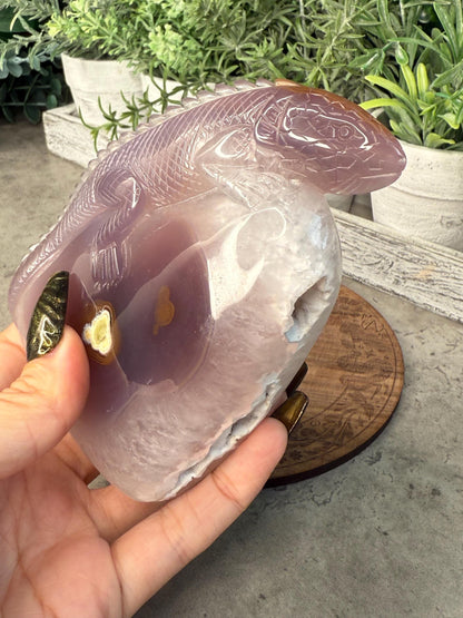 Druzy Agate Iguana Crystal Carving - 396g, 114mm Tall